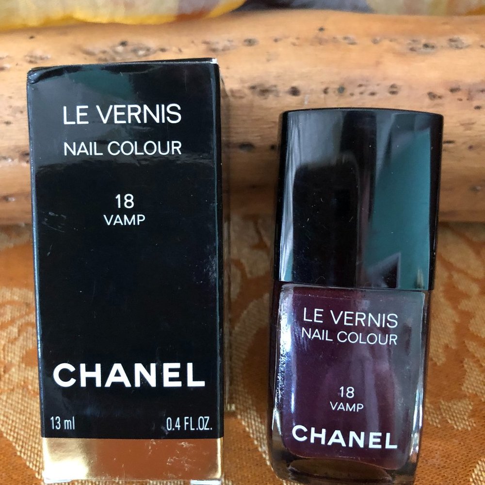 CHANEL Nail Polish 18 Vamp NIB